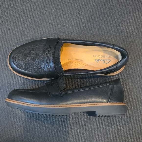 Clarks Women's Black Loafers - Picture 8 of 9
